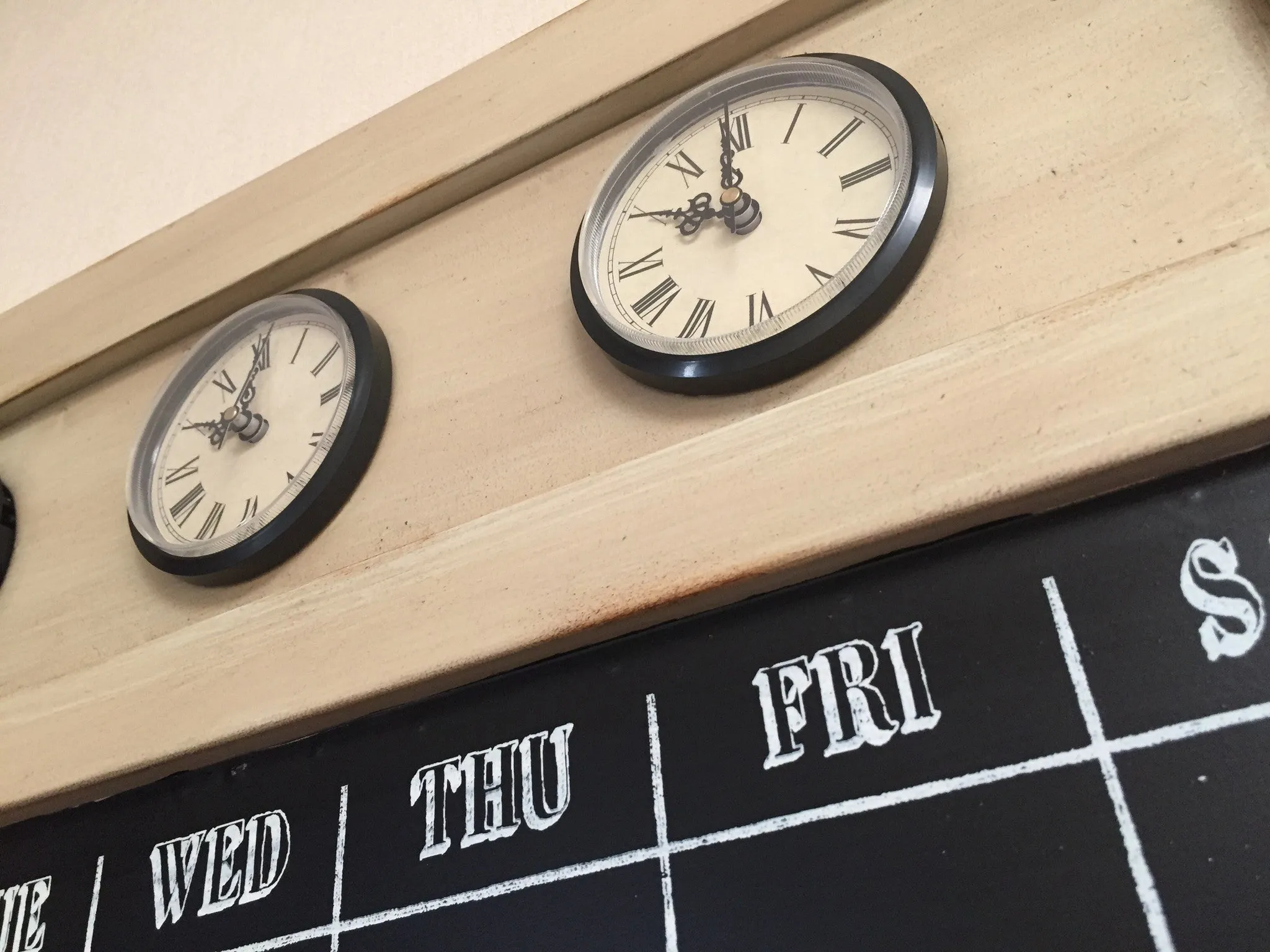 Country Villa Rustic Memo Chalk Board   Clocks