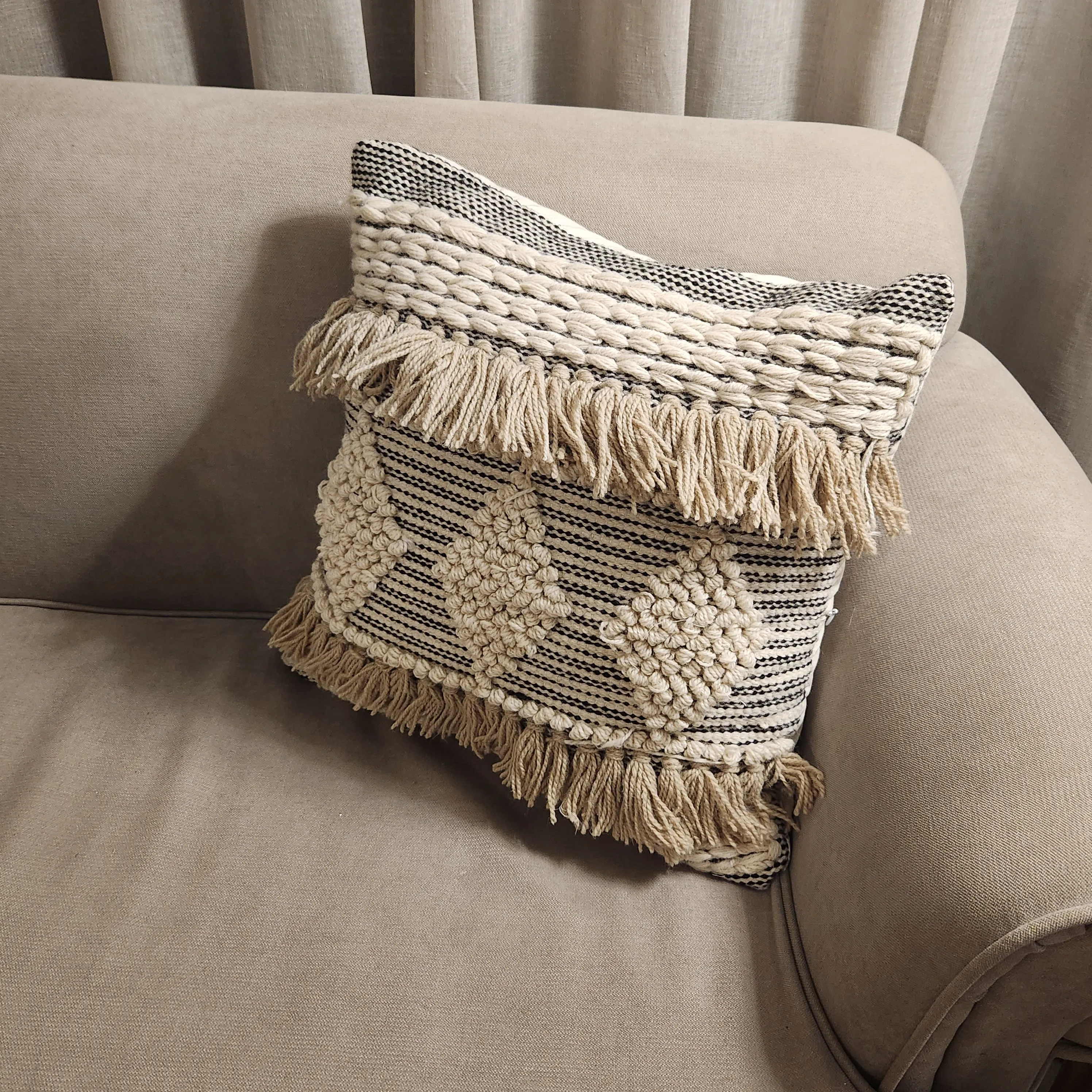 Dima cushion