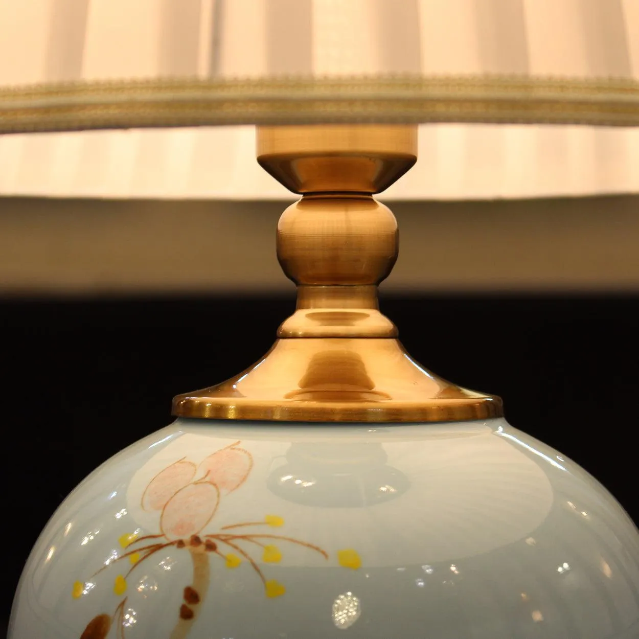 FLORI CERAMIC BEDSIDE TABLE LAMP