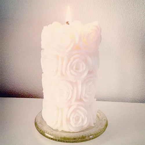 Garden of Dreams in a Fragrant Oasis: Delicate White Rose Designer Pillar Scented Candle for Enchanting Aromatic Moments and Enriched Luxury