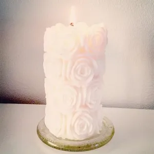Garden of Dreams in a Fragrant Oasis: Delicate White Rose Designer Pillar Scented Candle for Enchanting Aromatic Moments and Enriched Luxury