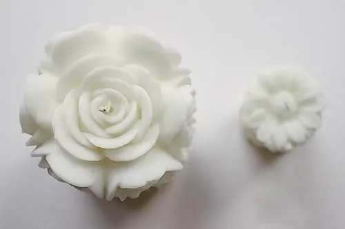 Garden of Dreams in a Fragrant Oasis: Delicate White Rose Designer Pillar Scented Candle for Enchanting Aromatic Moments and Enriched Luxury